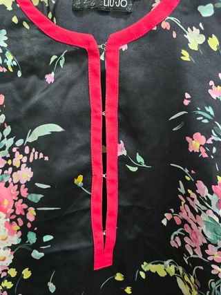 Blusa Liu Jo floral negra