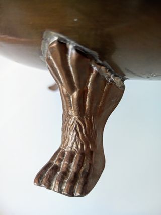 Macetero metal con 2 leones,  asas y patas