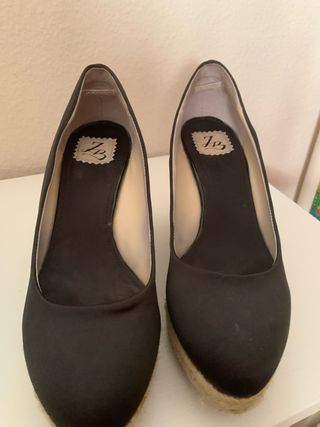 Zapatos de raso negro y esparto