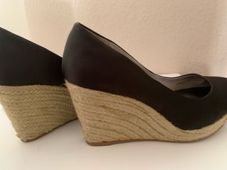 Zapatos de raso negro y esparto