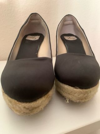Zapatos de raso negro y esparto