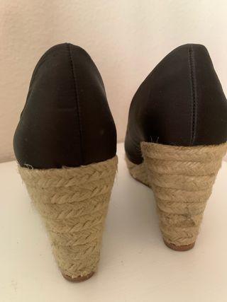 Zapatos de raso negro y esparto