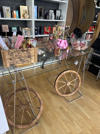 Mesa de cristal y metal con ruedas de madera