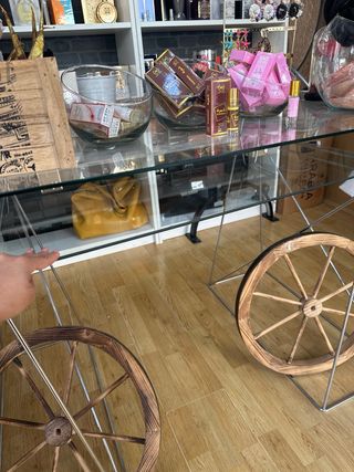 Mesa de cristal y metal con ruedas de madera