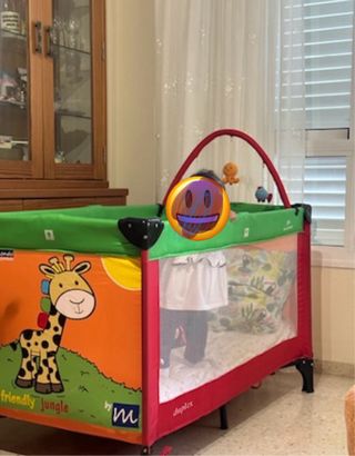 Parque cuna infantil con diseño de jungla