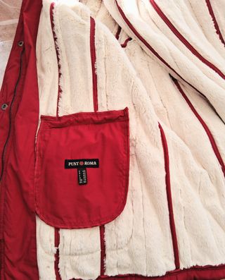 Impresionante chaqueta roja con forro extrasuave. 