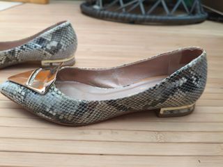 Zapatos planos Roberto Botella grises y dorados