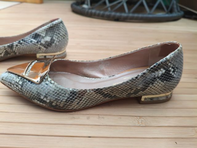 Zapatos planos Roberto Botella grises y dorados