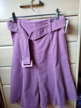 Falda de pana rosa con cinturón