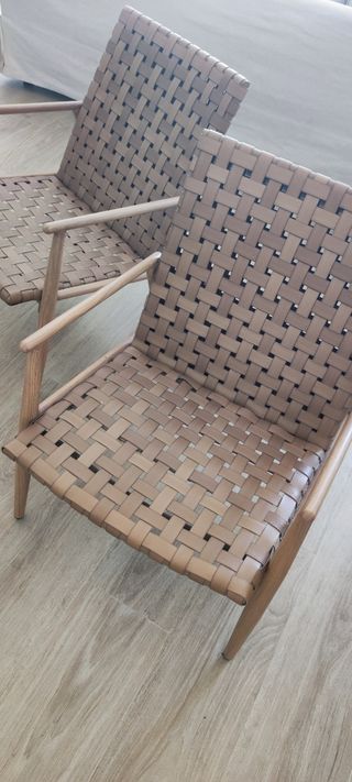 Sillas JYSK de imitación cuero y madera