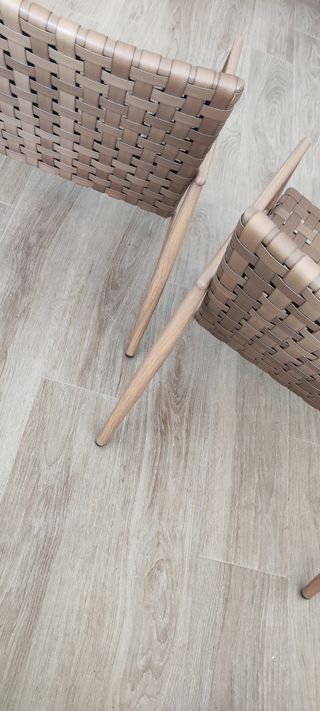 Sillas JYSK de imitación cuero y madera