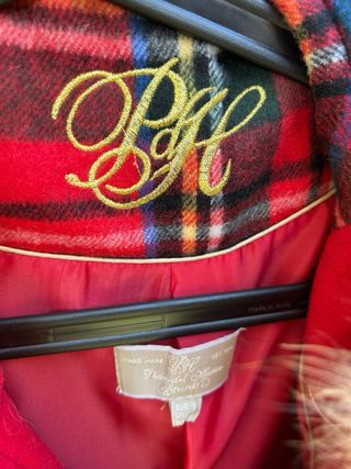 Trenca roja con cuello de pelo suave. 