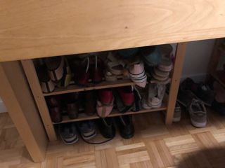 Cómoda de madera con cajones y zapatero