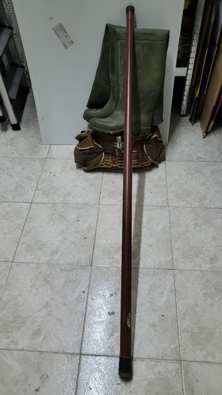 Botas de río, cesta y caña 