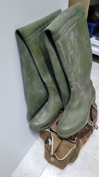 Botas de río, cesta y caña 