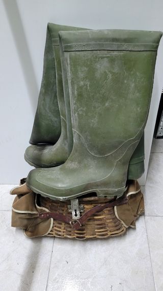 Botas de río, cesta y caña 