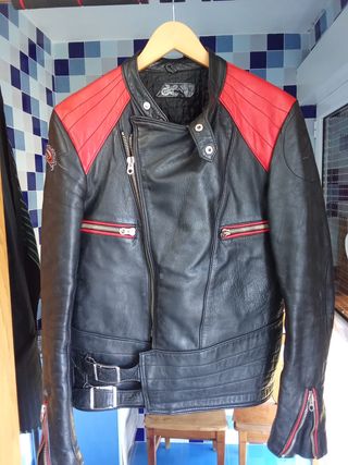 Cazadora de cuero negra y roja