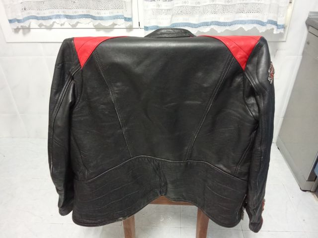 Cazadora de cuero negra y roja