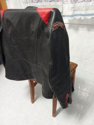 Cazadora de cuero negra y roja