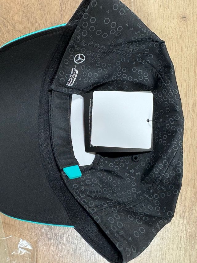 Gorra Azul + Gorra Negra Mercedes AMG Petronas