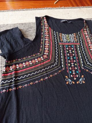 Camiseta Bershka Cut Out Bordada Negra