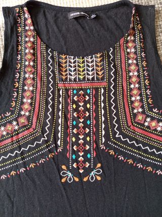 Camiseta Bershka Cut Out Bordada Negra