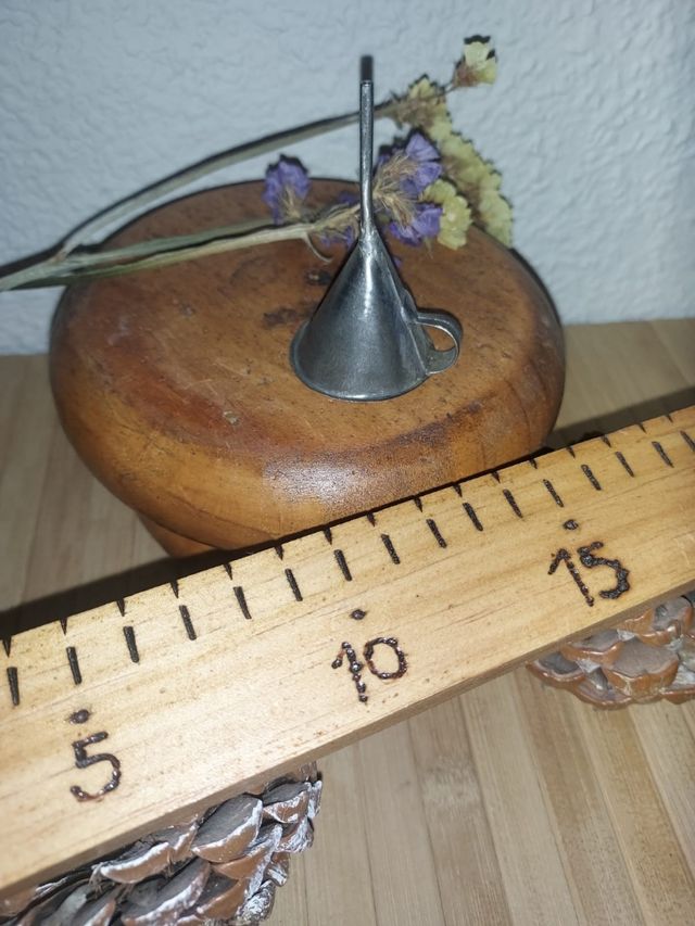 Vecchio imbuto in metallo