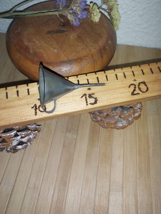 Vecchio imbuto in metallo