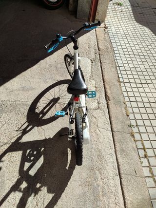 Bicicleta infantil Btwin blanca y azul