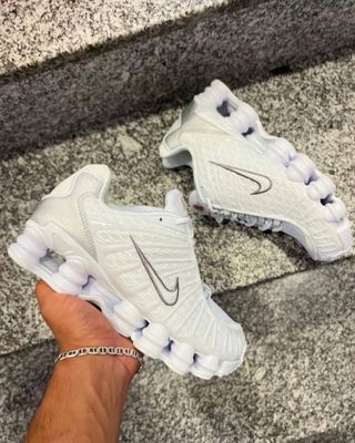 Zapatillas Nike Shox Blancas y Plateadas