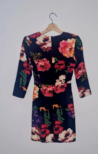 Vestido Zara floral manga 3/4 con fruncido lateral