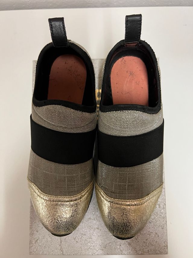 Sneakers donna oro e argento.