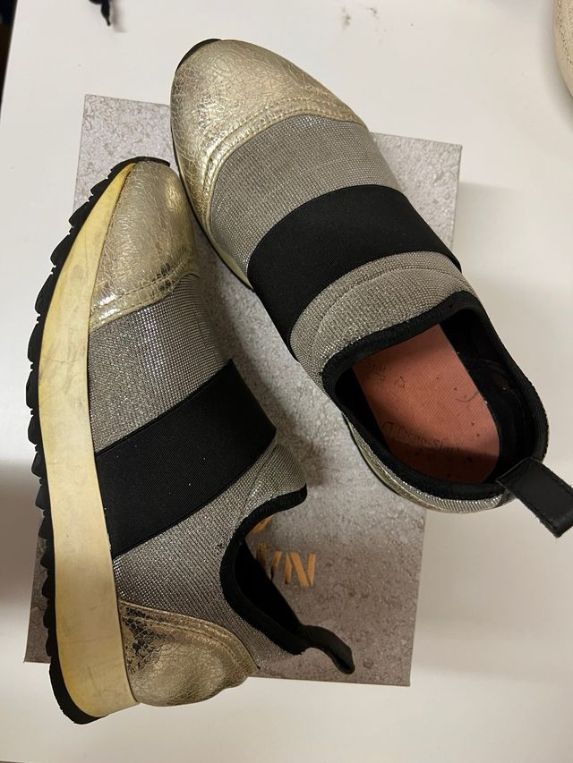 Sneakers donna oro e argento.