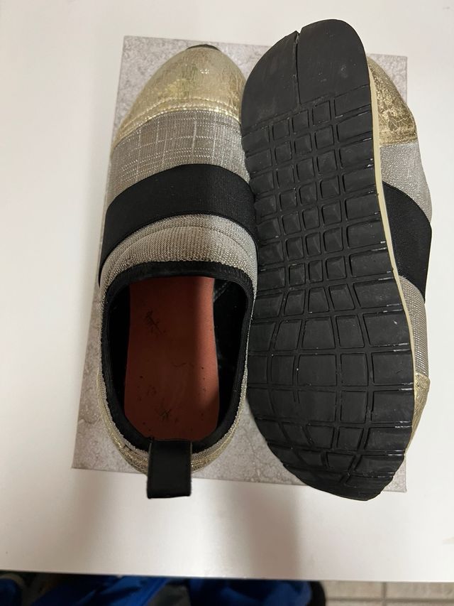 Sneakers donna oro e argento.