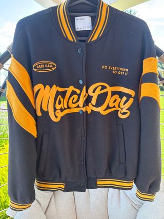 Chaqueta universitaria Bershka negra y amarilla