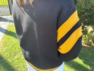 Chaqueta universitaria Bershka negra y amarilla