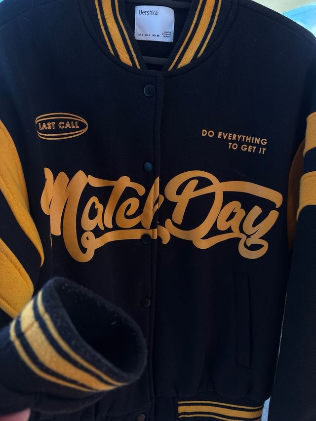 Chaqueta universitaria Bershka negra y amarilla