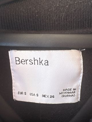 Chaqueta universitaria Bershka negra y amarilla