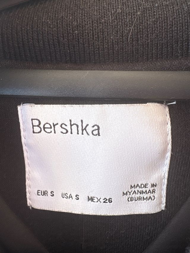 Chaqueta universitaria Bershka negra y amarilla