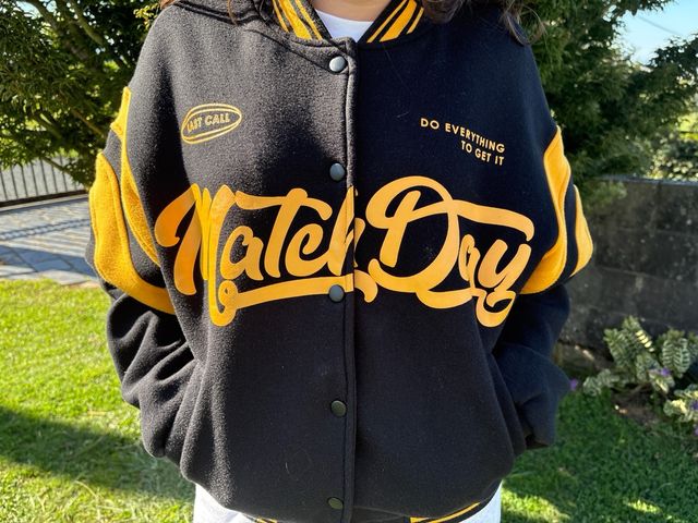 Chaqueta universitaria Bershka negra y amarilla