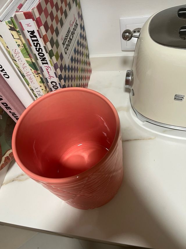 Macetero de cerámica con diseño geométrico