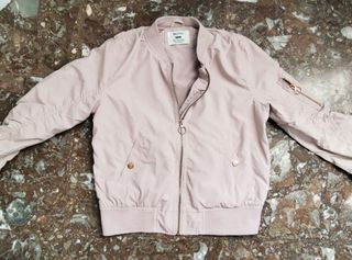 Elegante bomber rosa palo marca Bershka, talla M