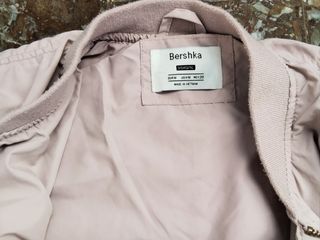 Elegante bomber rosa palo marca Bershka, talla M