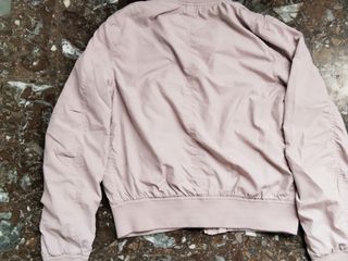 Elegante bomber rosa palo marca Bershka, talla M