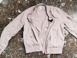 Elegante bomber rosa palo marca Bershka, talla M