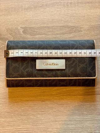 Billetera Calvin Klein Monogram Marrón y Beige