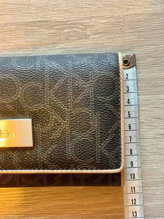 Billetera Calvin Klein Monogram Marrón y Beige