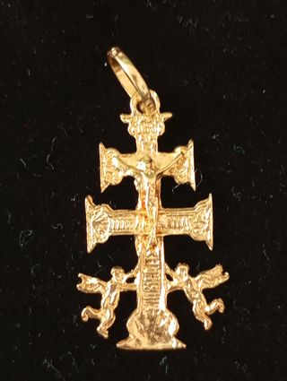 Cruz de Caravaca de oro macizo.