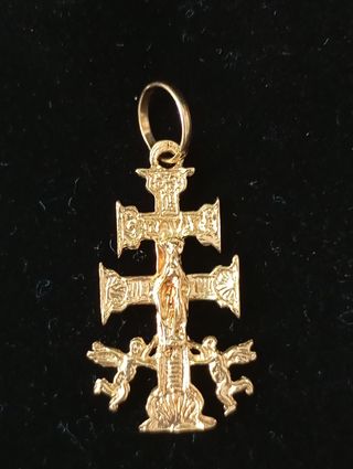 Cruz de Caravaca de oro macizo.