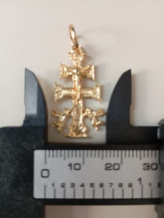 Cruz de Caravaca de oro macizo.